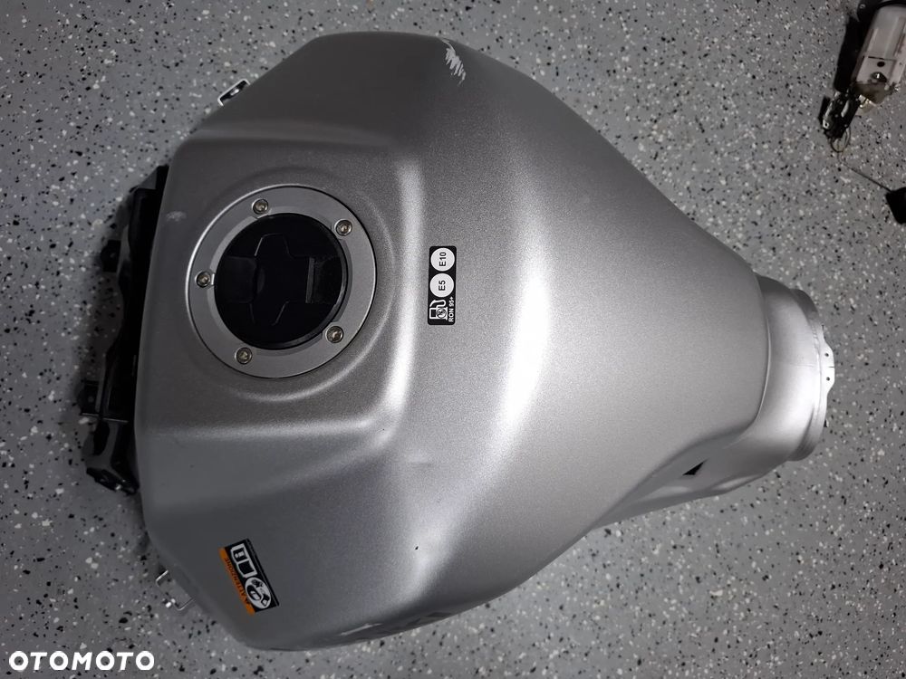 Suzuki GSXS 950 1000 zbiornik bak pompa paliwa - 9