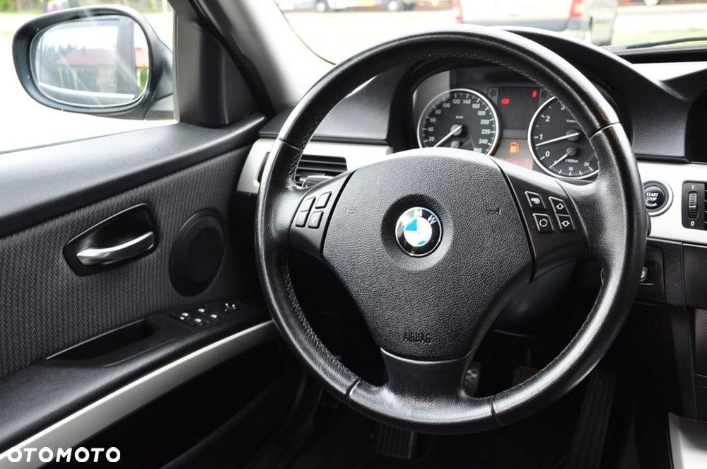 BMW Seria 3 325i Edition Exclusive - 29