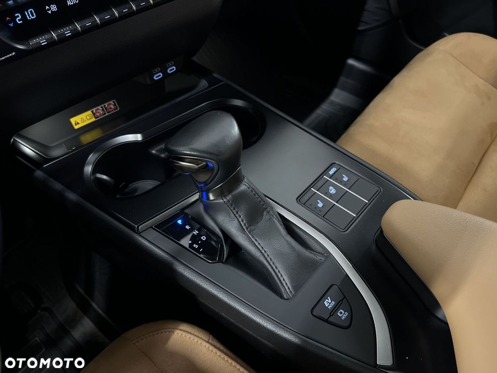 Lexus UX 250h GPF Business 2WD - 24