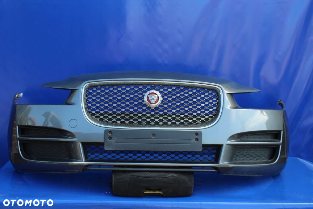 Atrapa chłodnicy grill znaczek emblemat stan BDB OE Jaguar XE X760 - 7