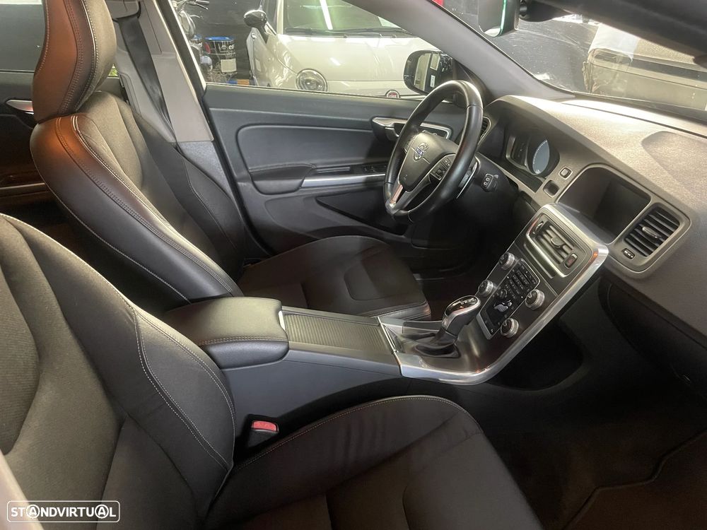Volvo V60 Cross Country 2.0 D3 Momentum Geartronic - 12