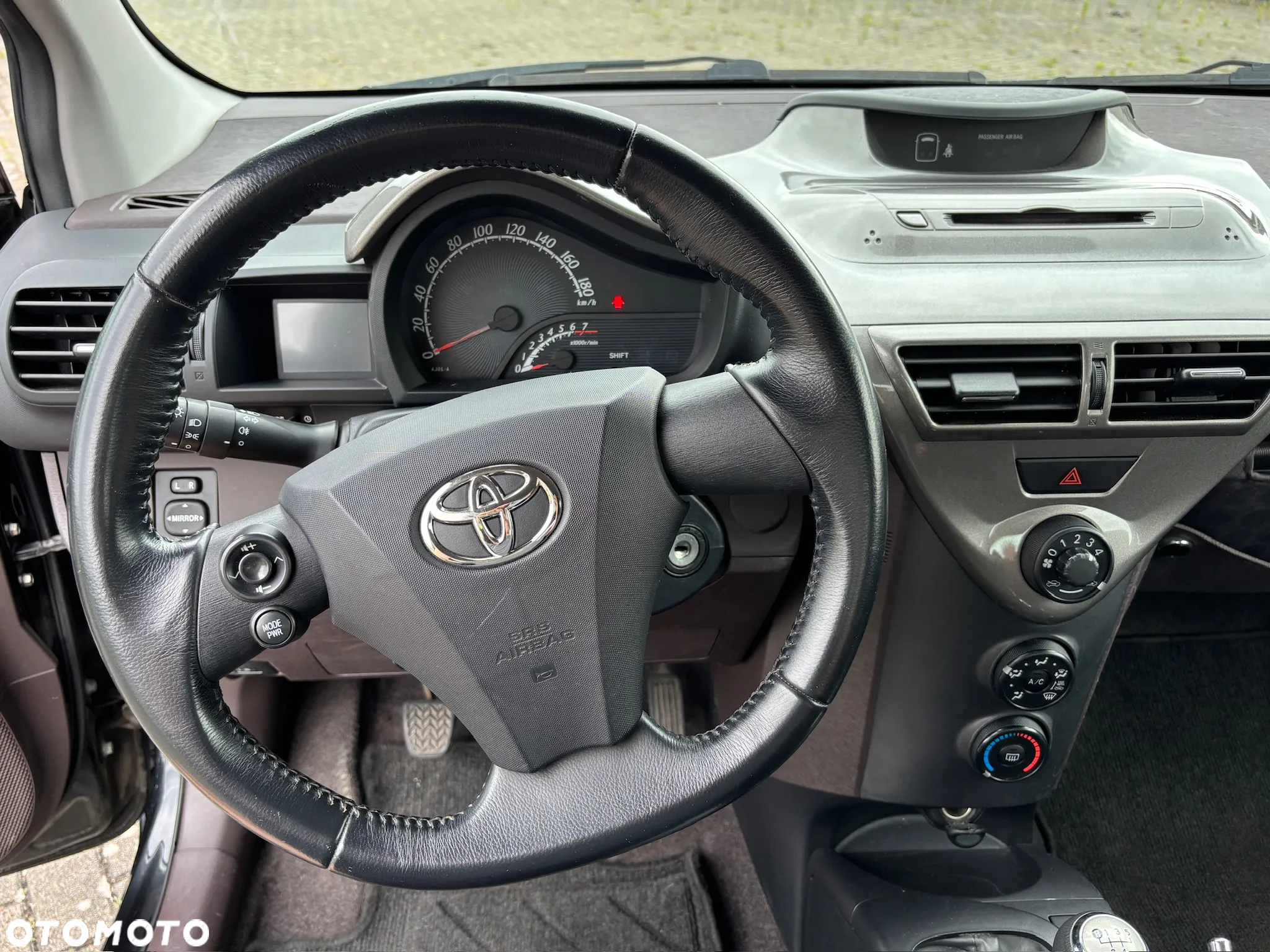 Toyota iQ - 13