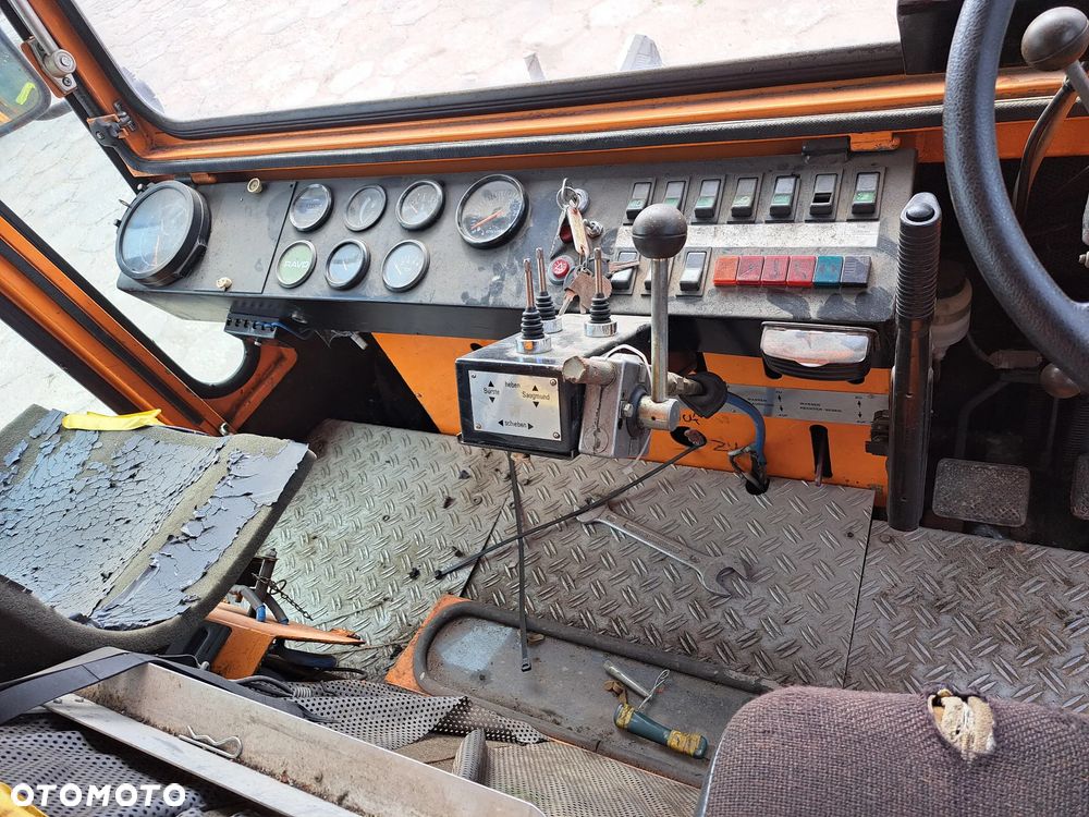 POJAZD SPRZĄTAJĄCY ZAMIATARKA - 9