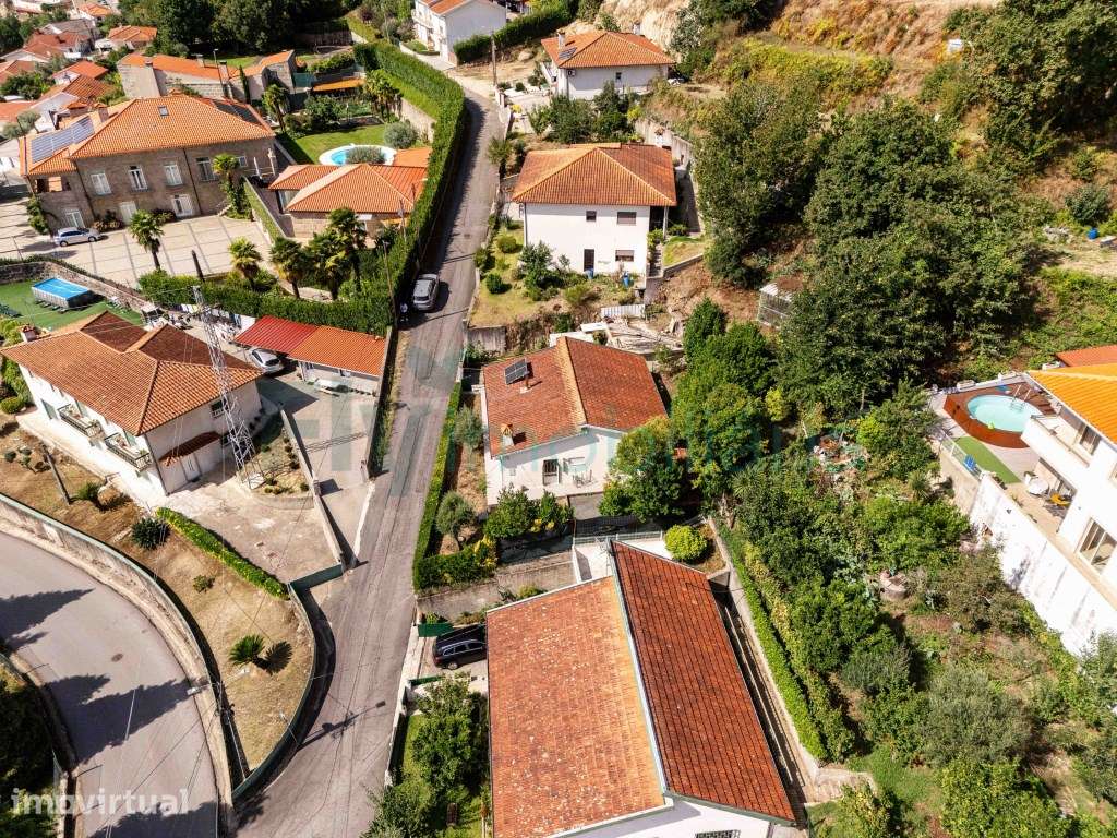 MORADIA TÉRREA COM GRANDE POTENCIAL | GARAGEM E JARDIM - Grande imagem: 5/60
