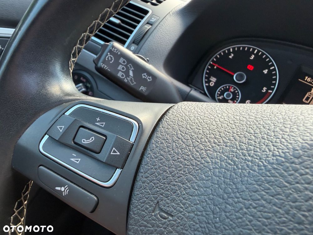 Volkswagen Touran 2.0 TDI DPF BlueMotion Technology Cup - 27