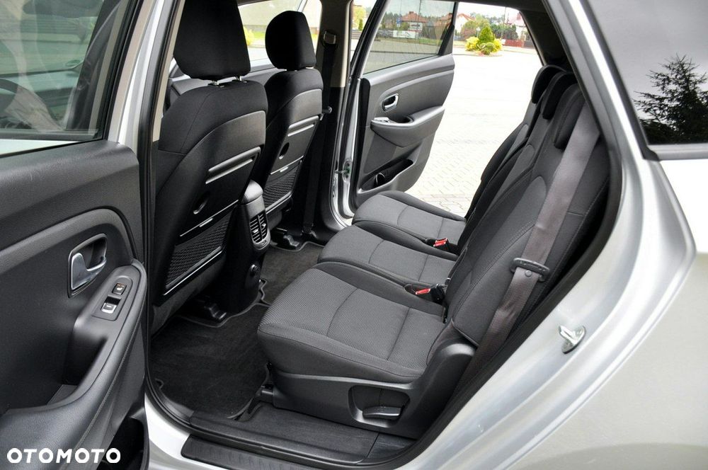 Kia Carens - 21