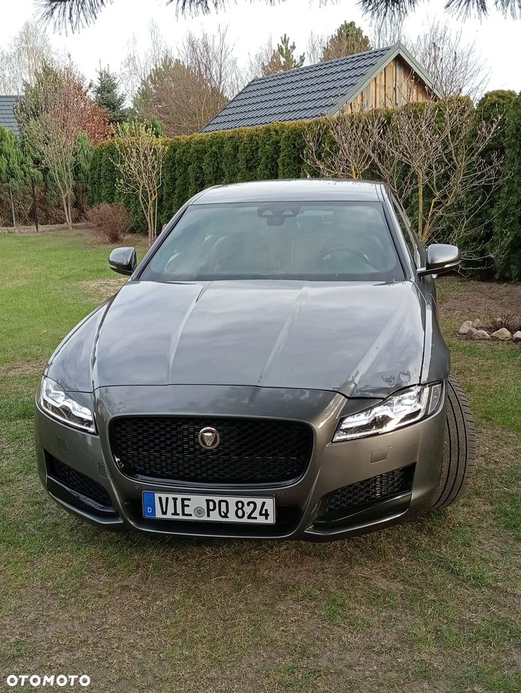 Jaguar XF 20d Portfolio - 4