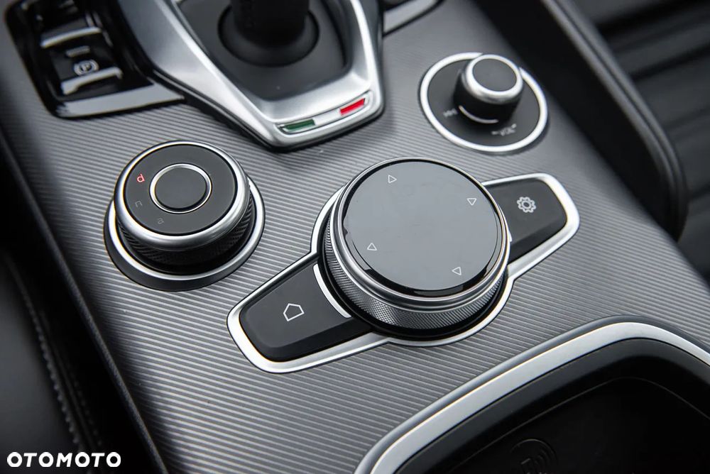 Alfa Romeo Giulia 2.0 Turbo 16V AT8-Q4 Veloce - 33