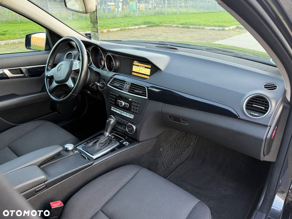 Mercedes-Benz Klasa C 180 CGI Automatik BlueEFFICIENCY - 32