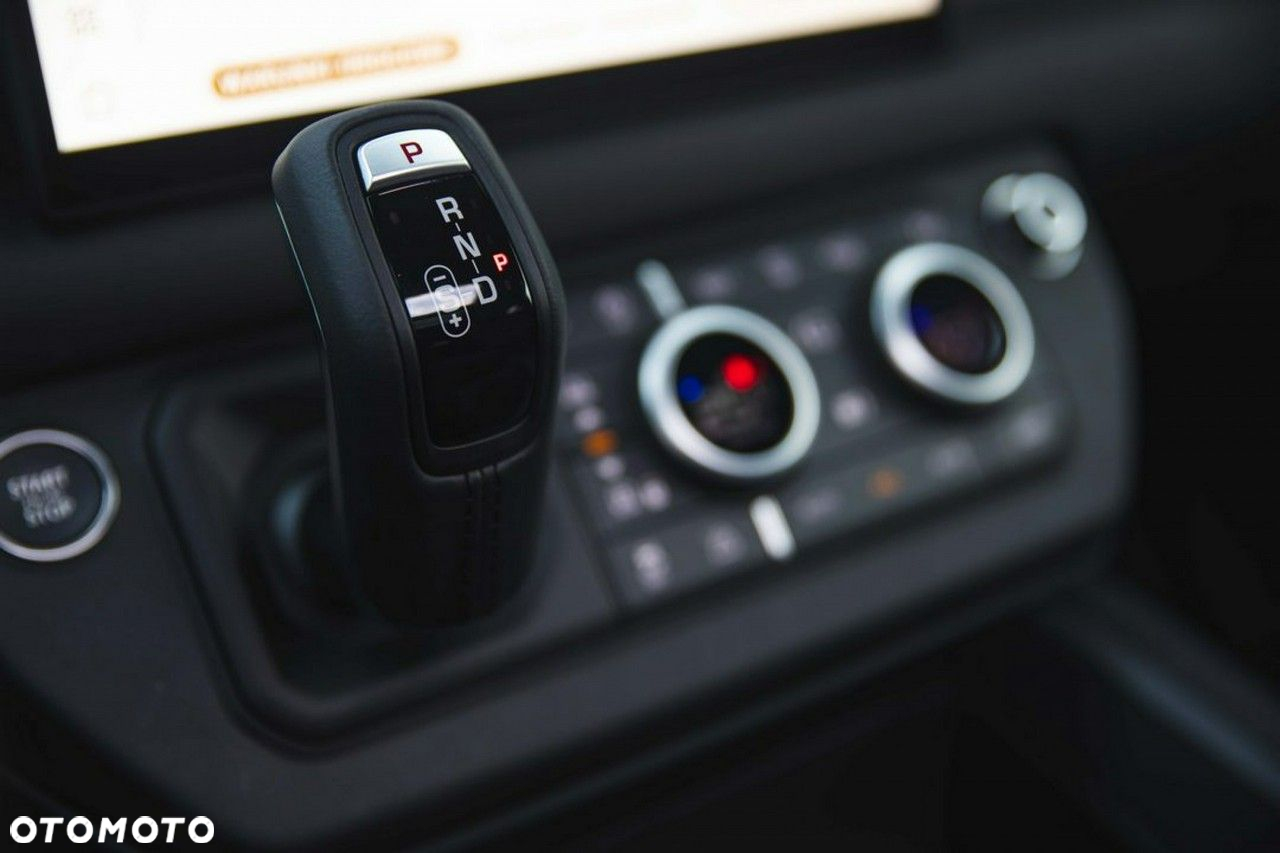 Land Rover Defender - 20