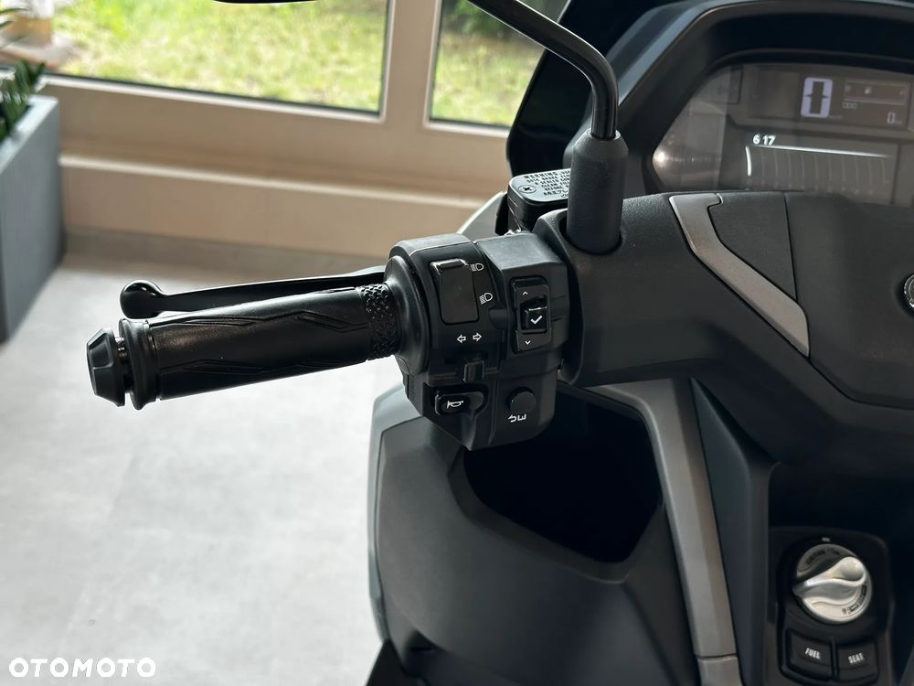 Yamaha NMAX - 10