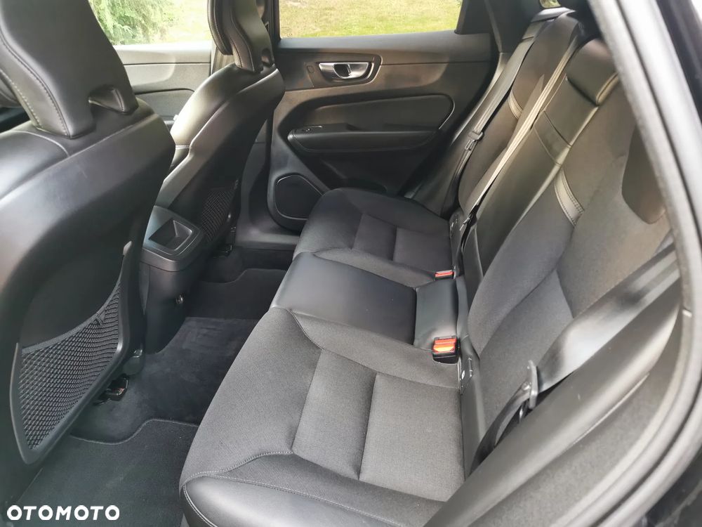 Volvo XC 60 B4 D AWD Geartronic Momentum Pro - 24