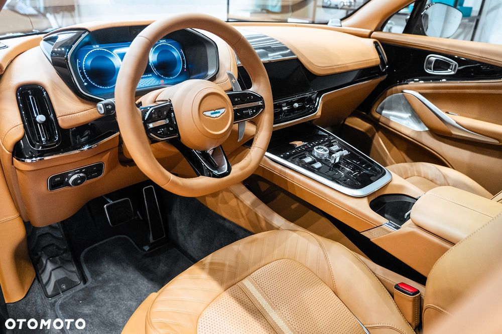 Aston Martin DBX - 8