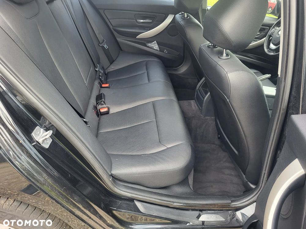 BMW Seria 3 320i Sport Line - 16