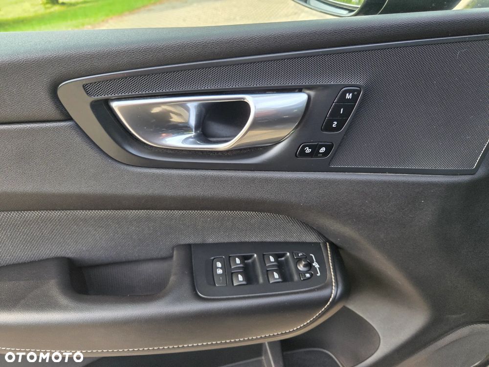 Volvo XC 60 B4 D Plus Dark - 19