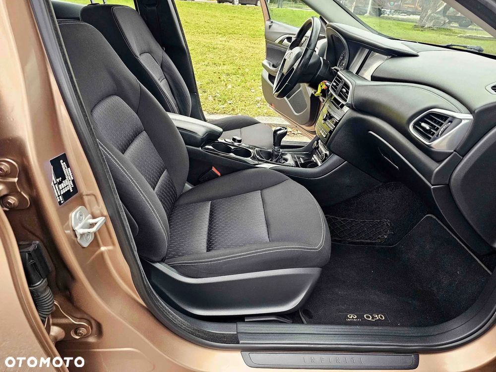 Infiniti Q30 1.6t Premium - 26