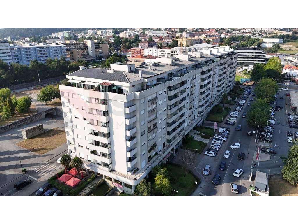 Apartamento T4 Recuado com Terraço de 40 m² no Centro de Felgueiras - Grande imagem: 2/26