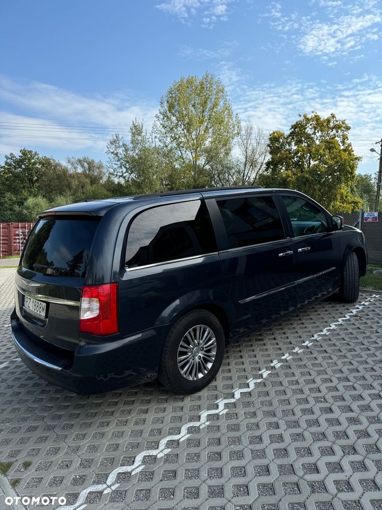 Chrysler Town & Country - 2
