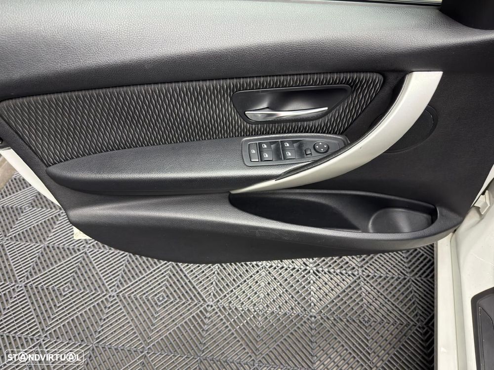 BMW 320 d EfficientDynamics Auto Line Sport - 31