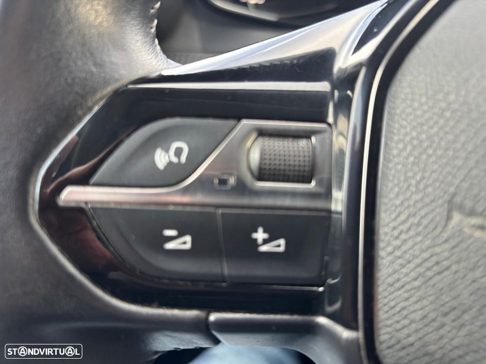 Peugeot 2008 1.5 BlueHDi Allure Pack - 24