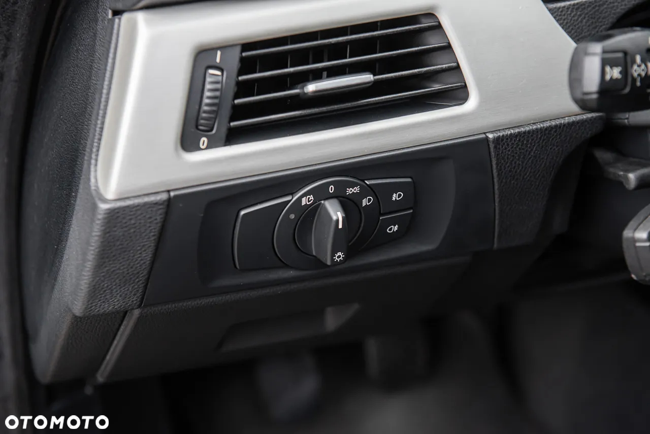 BMW Seria 3 325xi Touring - 15