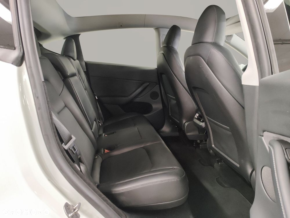 Tesla Model Y Long Range AWD - 11