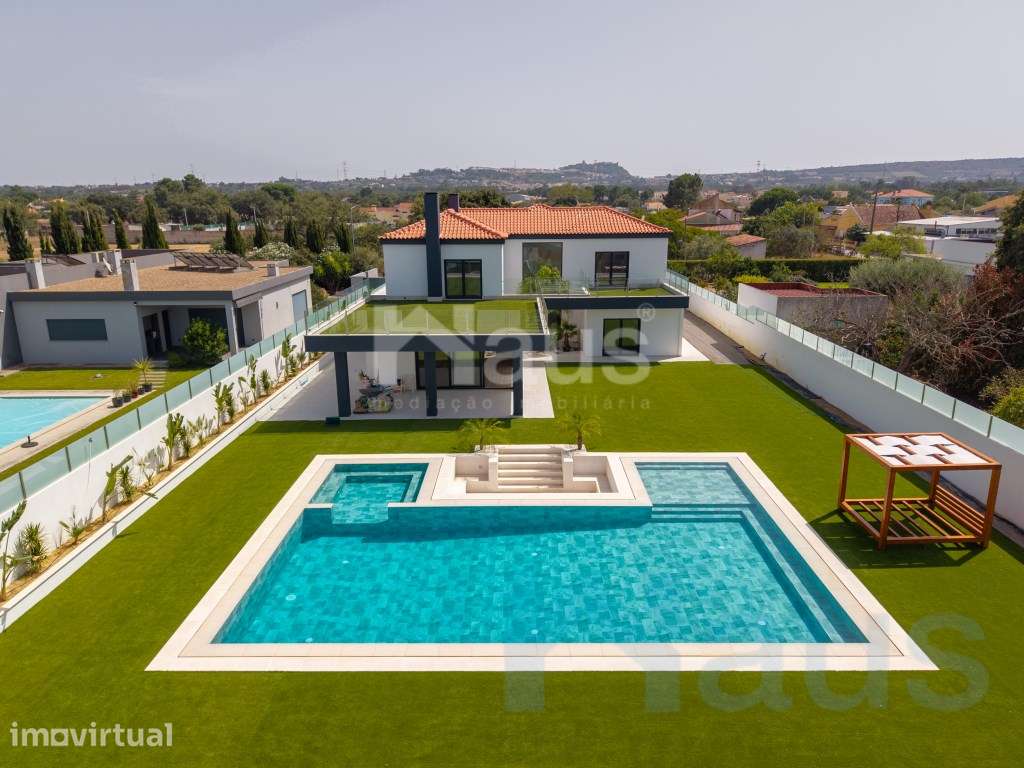 Moradia de luxo V6 com piscina e jardim em fase final de obra