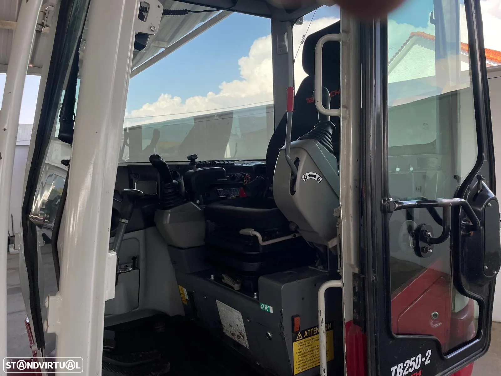 Takeuchi TB 250-2 Giratória - 12