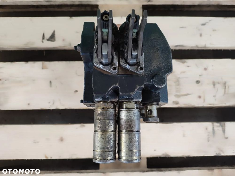 Rozdzielacz hydrauliczny gniazda DEUTZ FAHR AGROTRON 6.20 - 7