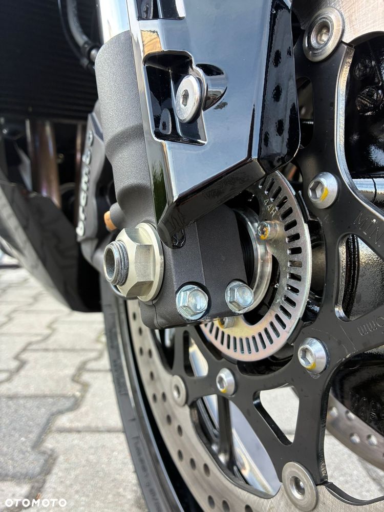 Suzuki GSX - 22