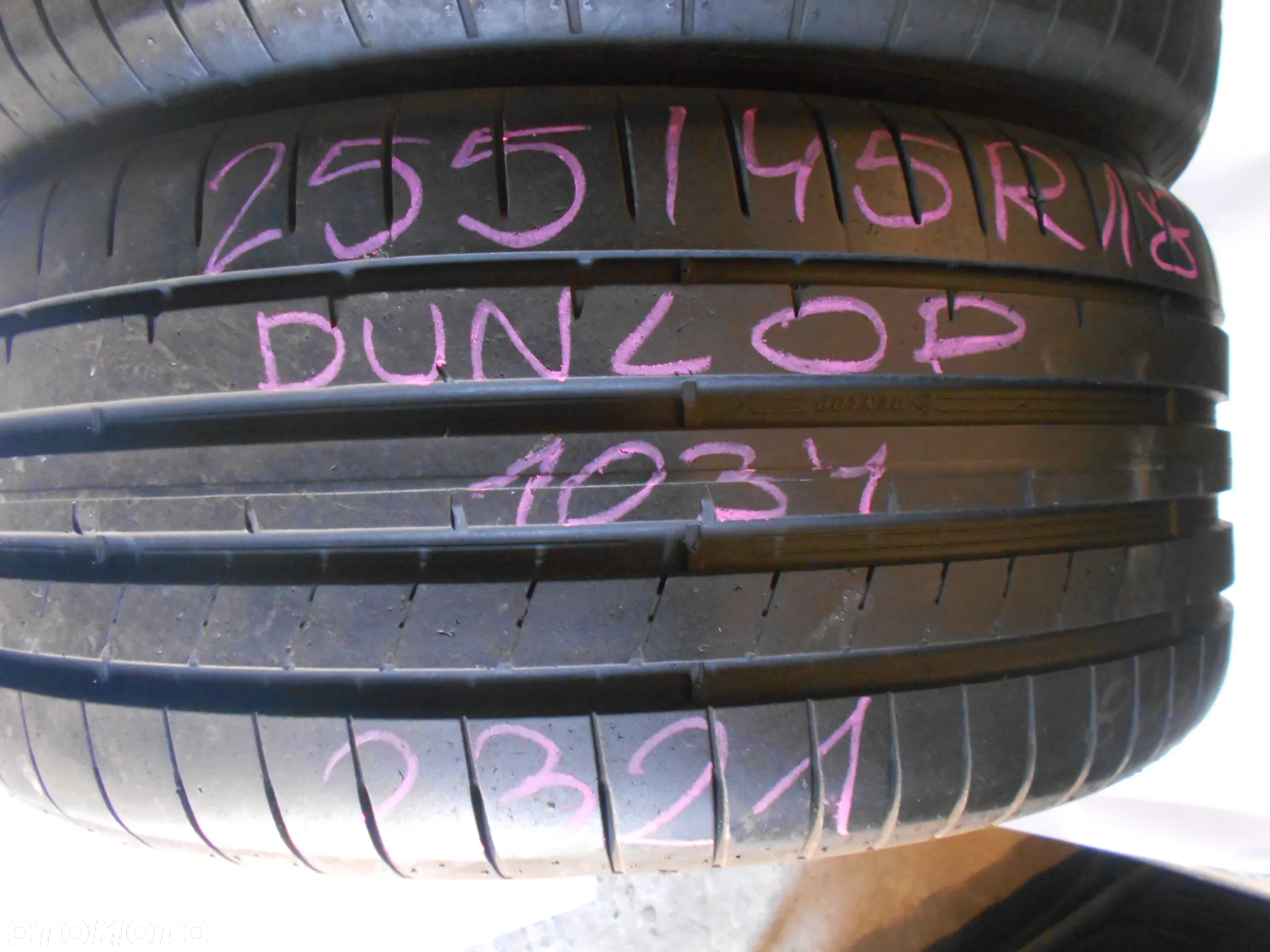 OPONY 255/45R18 DUNLOP SPORT MAXX RT2 DOT 2321 7.1MM - 3
