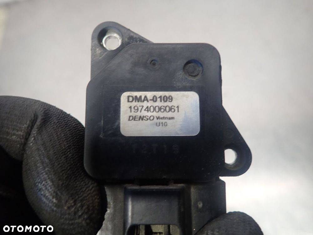 PRZEPŁYWOMIERZ POWIETRZA TOYOTA YARIS II  DMA-0109  1974006061 - 2