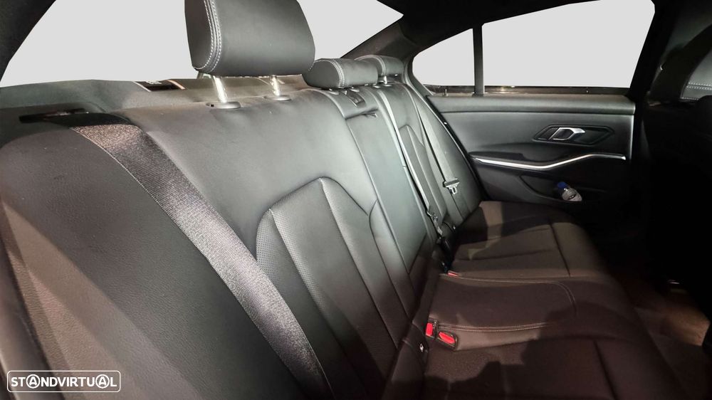 BMW 318 d Pack Desportivo M Auto - 13