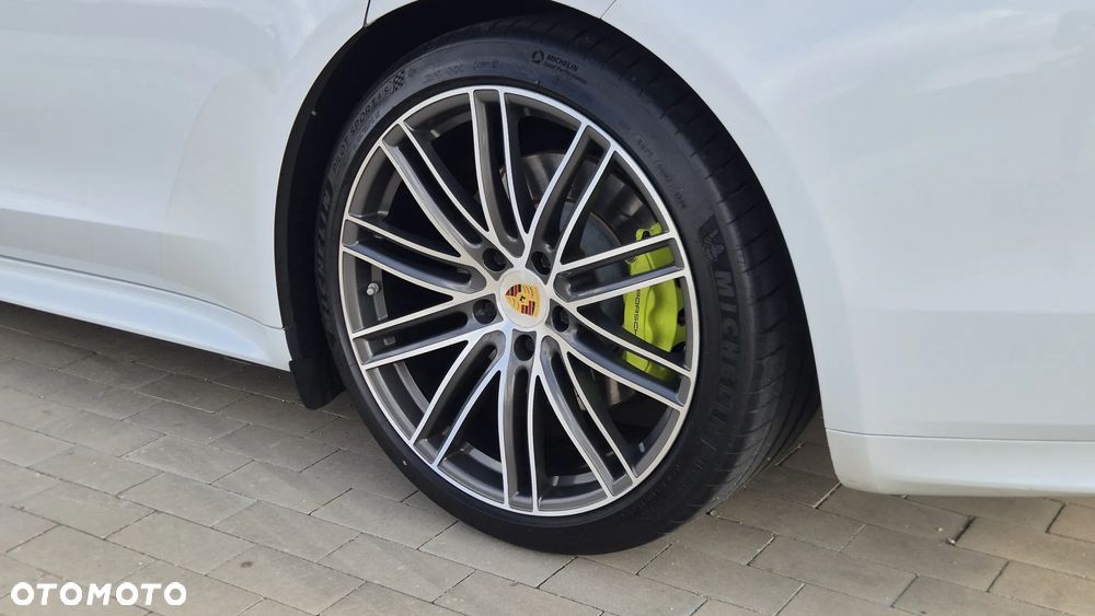 Porsche Panamera 4 E-Hybrid - 5