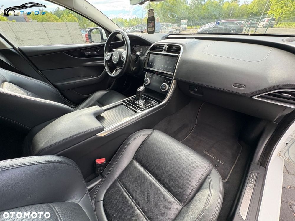 Jaguar XE 2.0 D R-Sport - 32