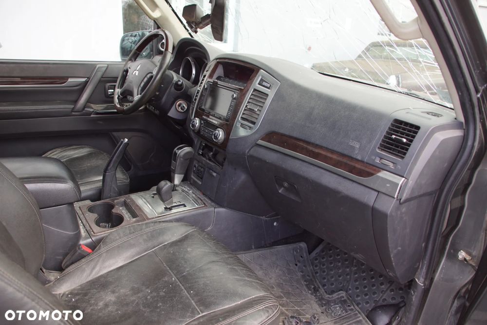 Auto na części 692106889 Mitsubishi Pajero IV 3.2 DID LIFT 4M41U 200KM 2014 krótki zderzak lampa felgi skrzynia silnik głowica deska amortyzator błotnik skrzynia wydech tłumik ćwiartka lampa klapa szyba tylna fotele - 11