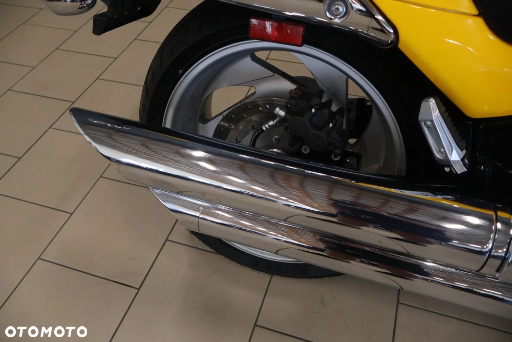 Suzuki Intruder - 18