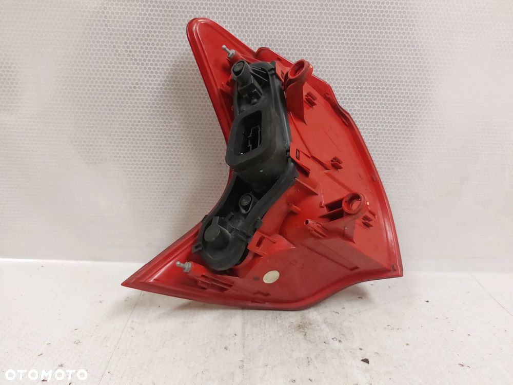 .  LAMPA TYL TYLNA PRAWA PEUGEOT 3008 - 7