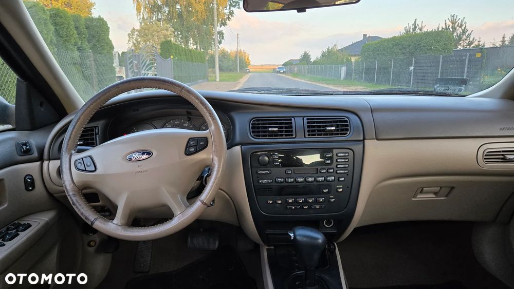 Ford Taurus - 8