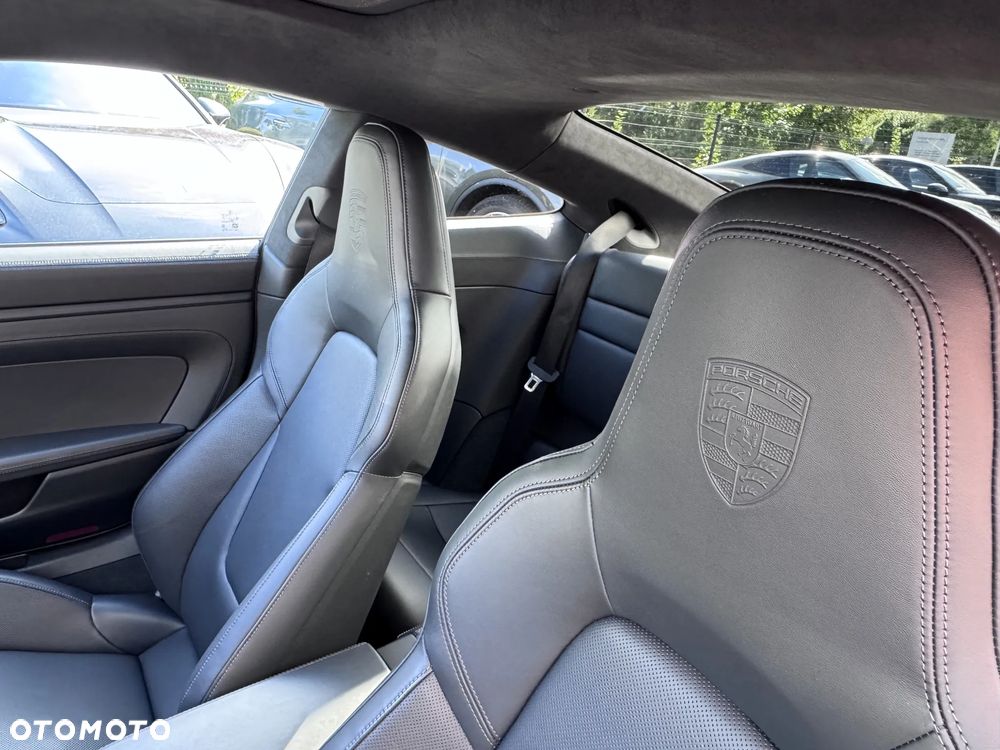 Porsche 911 Carrera 4 GTS - 26