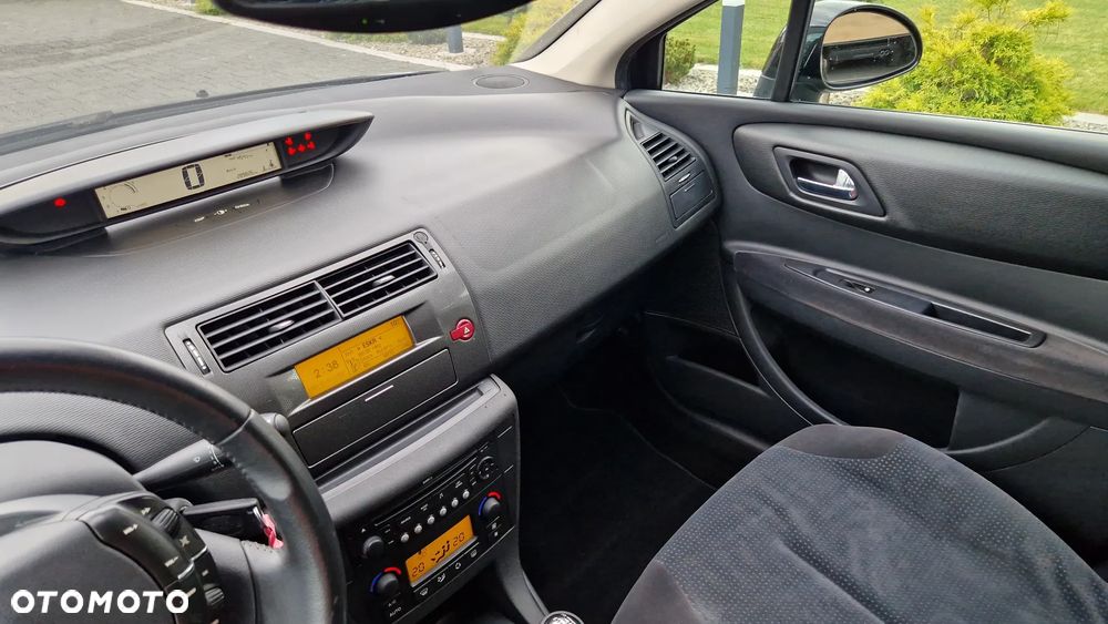 Citroën C4 1.4 16V Style - 16