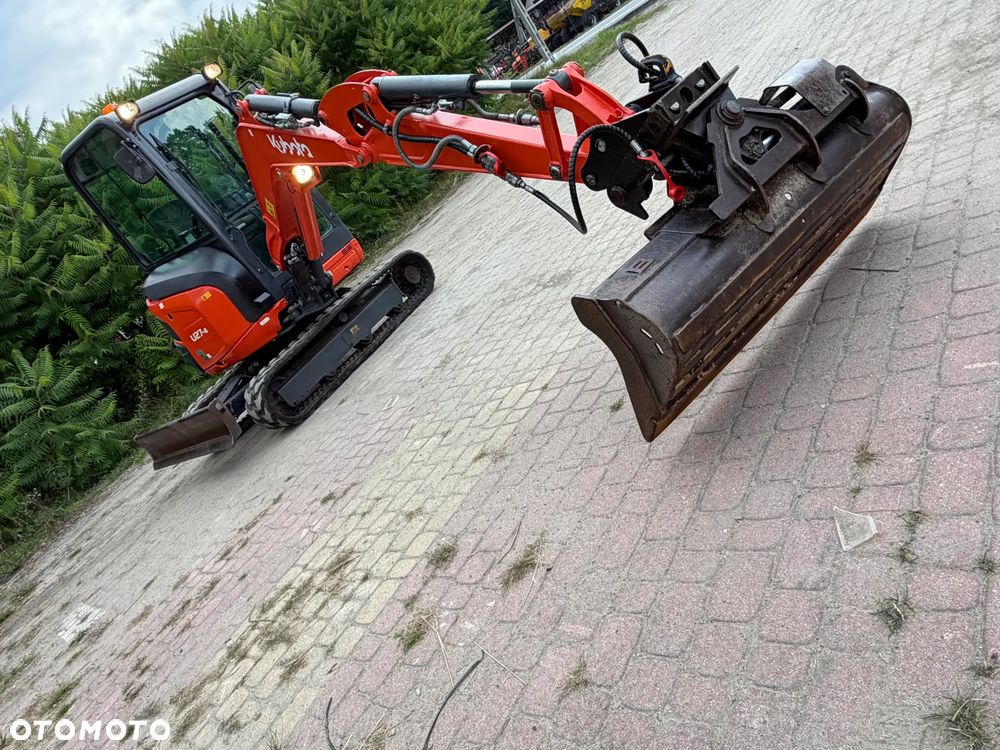 Kubota U27 Minikoparka koparka gąsienicowa 2.8 tony. jak Nówka sztuka z salonu! 2017 rok. 1570mtg. Przywieziona z Gospodarstwa Norweskiego! Zadbana Maszyna ani deka luzów i wycieków. Aktualna Dekra dokumentacja BMWT! Łyżka skarpowa uchylna Hydrauliczna! Szybka wolna jazda. Zamki na tłokach. Wersja Norweska!! OKAZJA Tanio - 5
