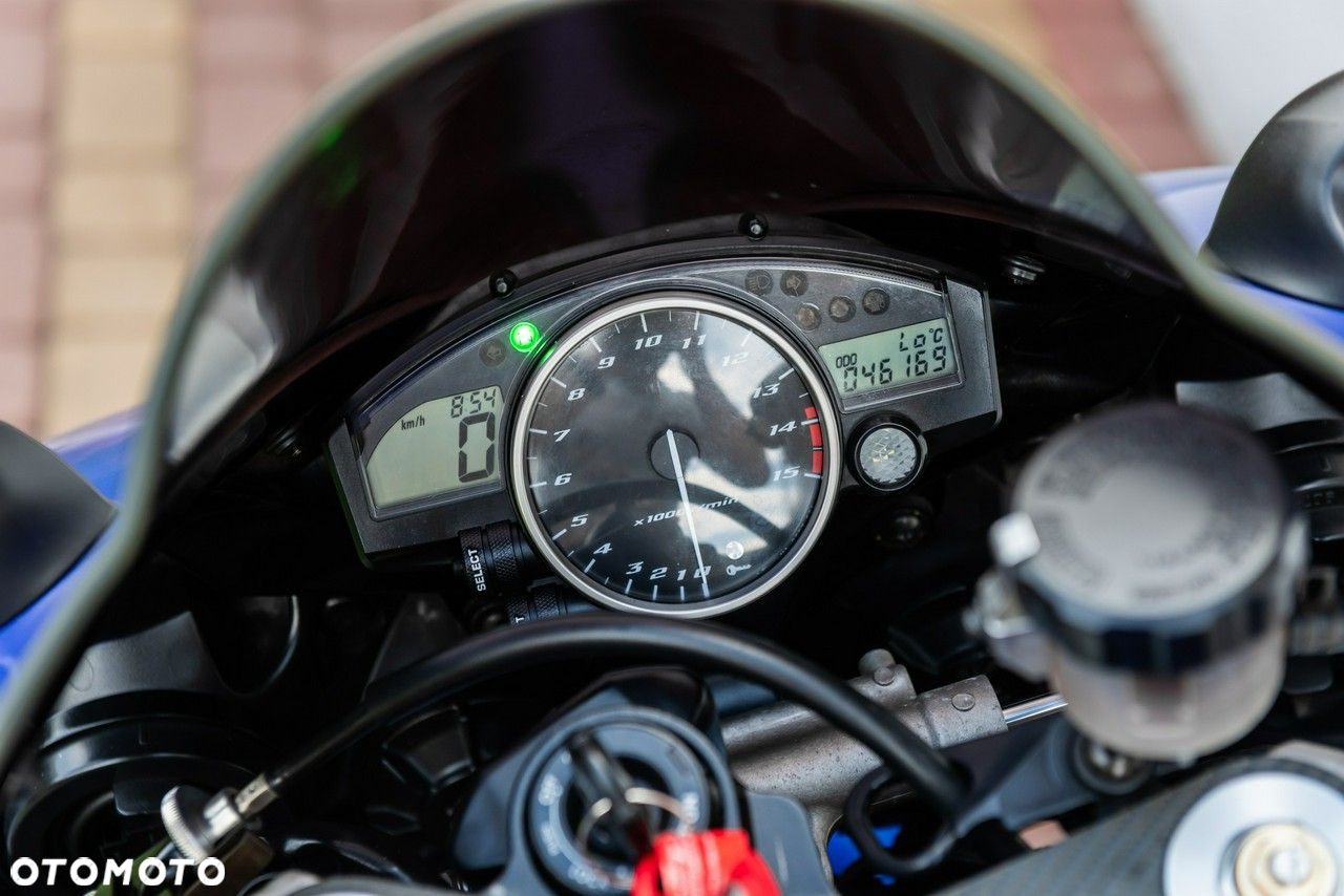 Yamaha R1 - 9
