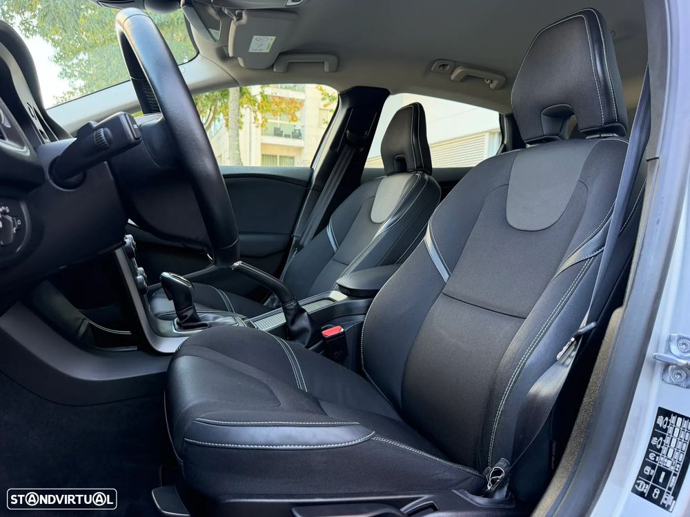 Volvo V40 2.0 D3 Momentum Geartronic - 20