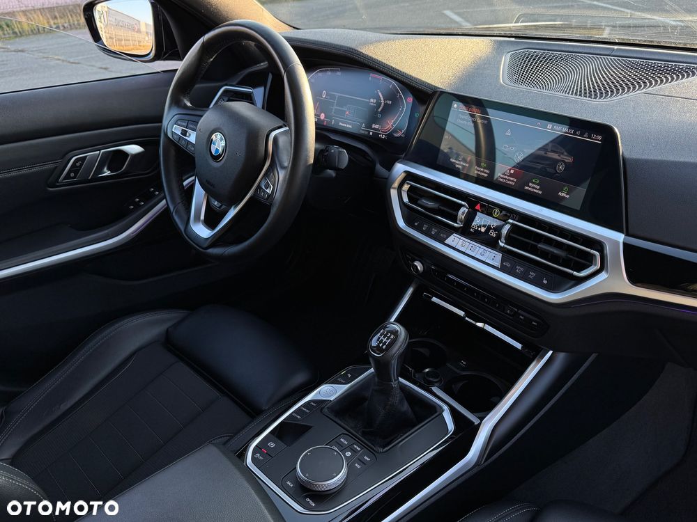 BMW Seria 3 320d Sport Line - 32