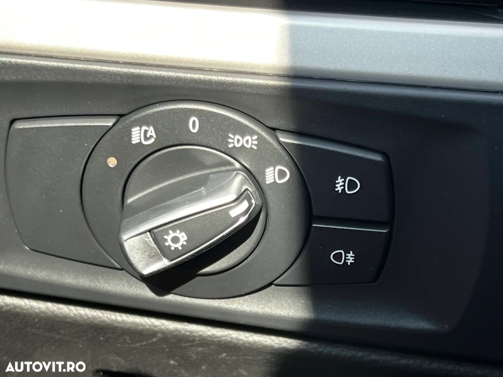 BMW Seria 3 318d DPF Touring - 23