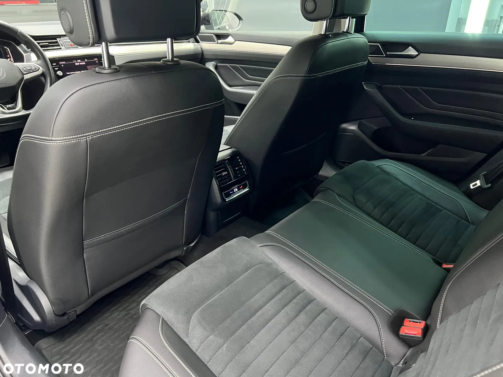 Volkswagen Passat Variant 2.0 TDI SCR DSG 4Motion Business - 35