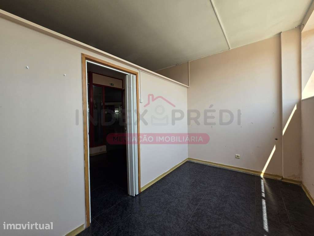 Loja com boas Montas - ARRENDAMENTO - C. Comercial Diana - Grande imagem: 5/9