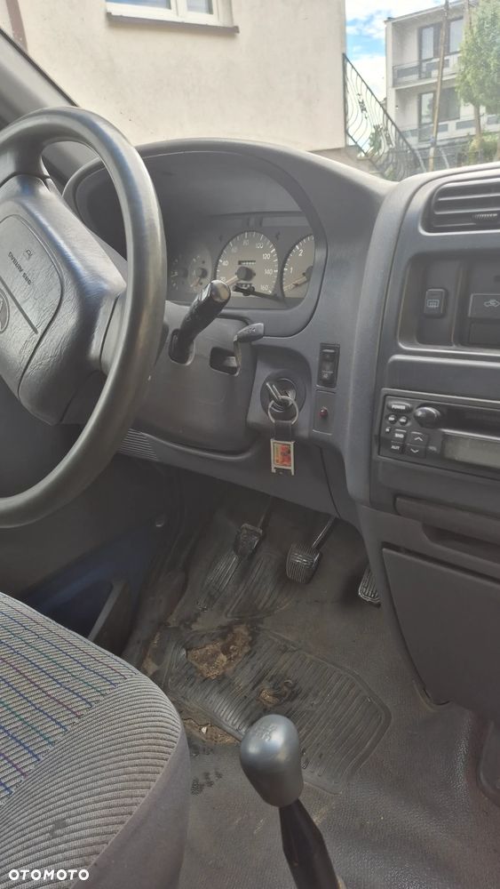 Toyota HIACE - 17