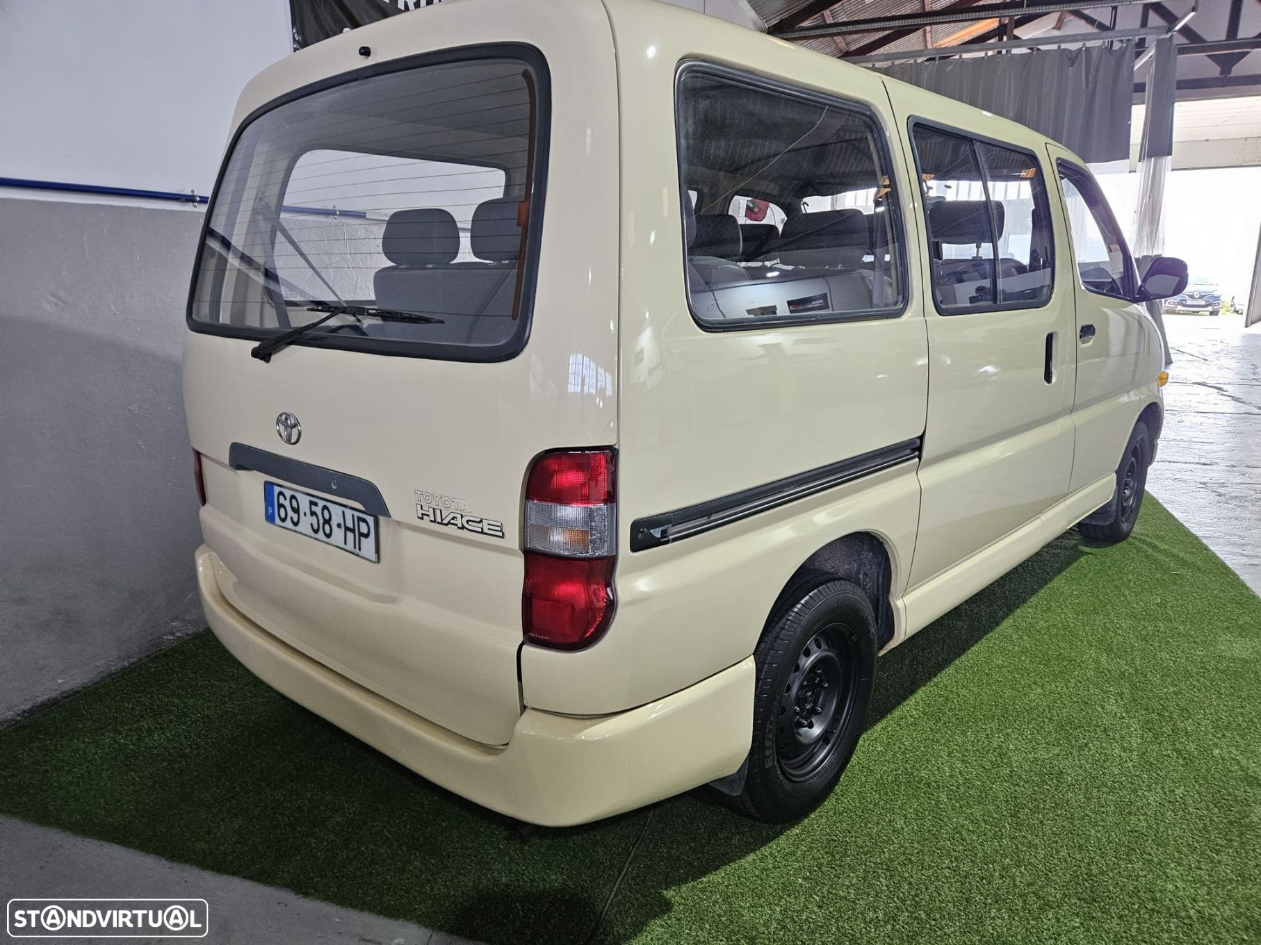 Toyota HiAce 2.4 D LH102L - 4